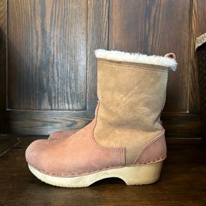 Sven Clog boots size 39 in nude/rose suede with shearling lining.